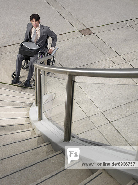 Mann  sehen  Treppenhaus  Rollstuhl