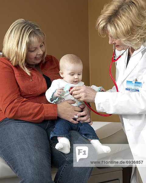 Doktor Examining Baby