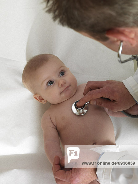 Doktor Examining Baby
