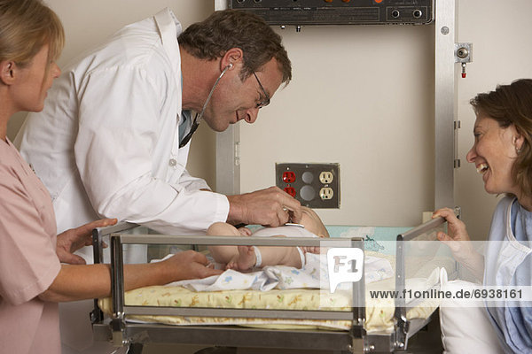 Neugeborenes  neugeboren  Neugeborene  Arzt  Untersuchung