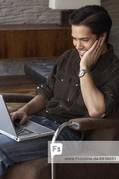 Mann mit Laptop-Computer