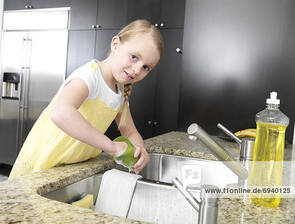 waschen  klein  Essgeschirr  Mädchen