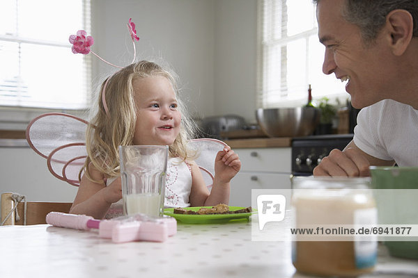 Menschlicher Vater Tochter essen essend isst Frühstück