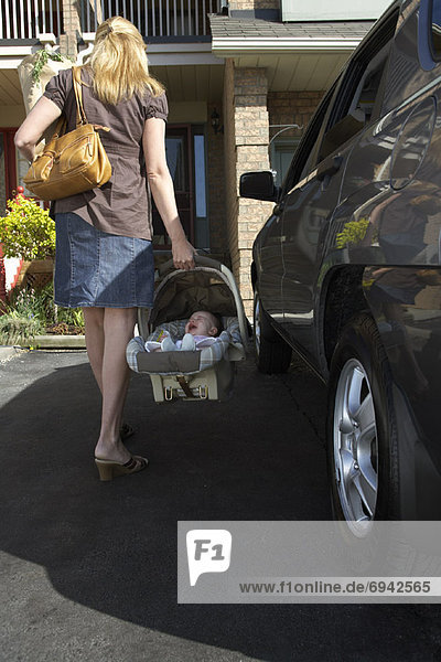 Frau Sitzmöbel tragen Auto Baby Sitzplatz