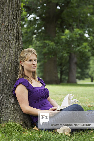 Frau sitzt im Park