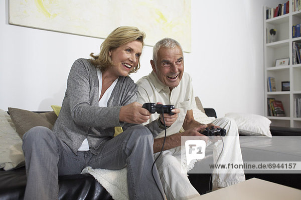 Paar spielen Videospiele