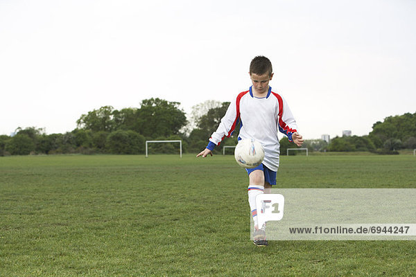 Junge - Person Fußball spielen