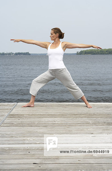 Frau  üben  Dock  Yoga