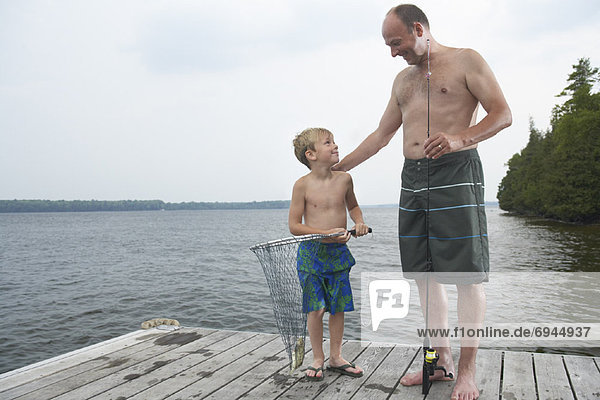 Menschlicher Vater Sohn Dock angeln