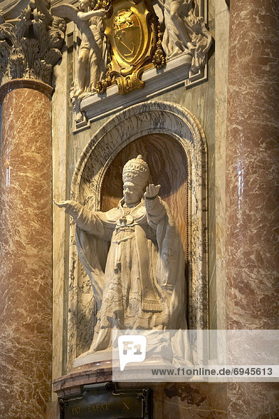 Statue  St. Peters Basilica  Rome  Italy