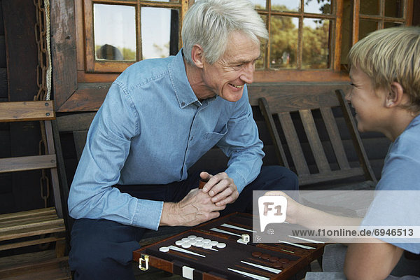 Enkelsohn Großvater Backgammon spielen