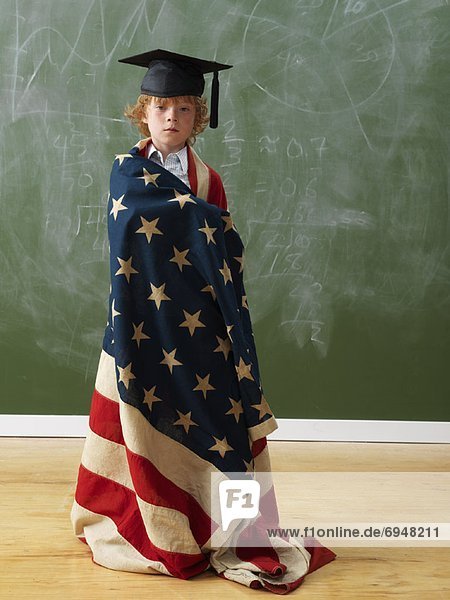 Junge - Person  Hut  Fahne  amerikanisch  Kleidung  Schulabschluß