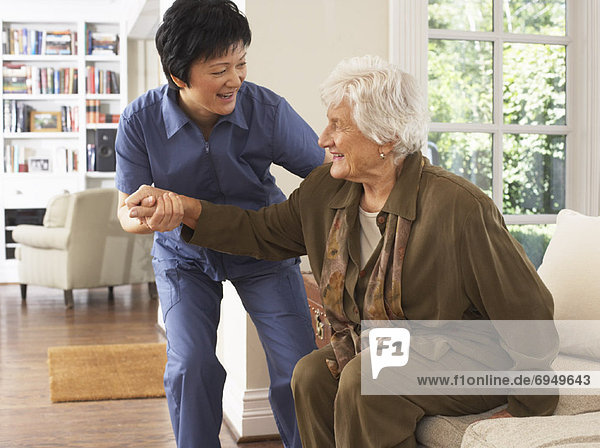 Senior Senioren Frau empfangen Stuhl Hilfe rauskommen