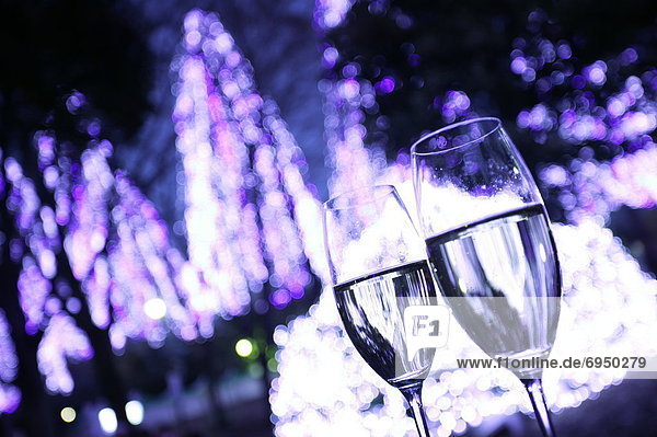 beleuchtet  Baum  lila  Hintergrund  Weihnachten  zuprosten  anstoßen  2  Champagner Weihnachtsbäume