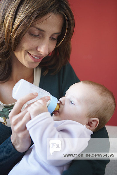 Mutter Fütterung Baby mit Flasche