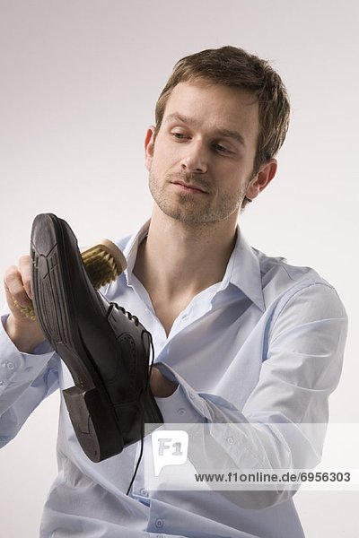 Mann  Schuh  polieren