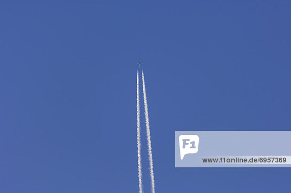 Kondensstreifen  Himmel  blau  Flugzeug