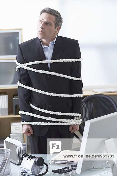 hoch  oben  Schreibtisch  Geschäftsmann  Seil  Tau  binden