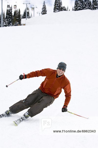 Mann Skifahren