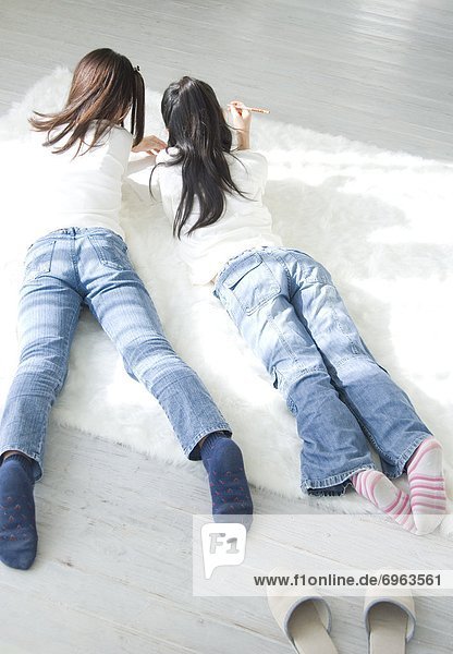 liegend  liegen  liegt  liegendes  liegender  liegende  daliegen  Boden  Fußboden  Fußböden  2  Mädchen