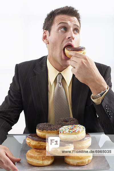 Mann  Donut  essen  essend  isst