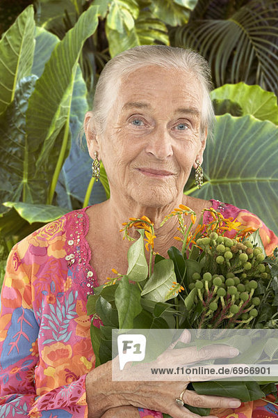 Portrait Frau halten Pflanze reifer Erwachsene reife Erwachsene