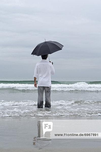 Mann  Strand  Regenschirm  Schirm  halten  Sonnenschirm  Schirm