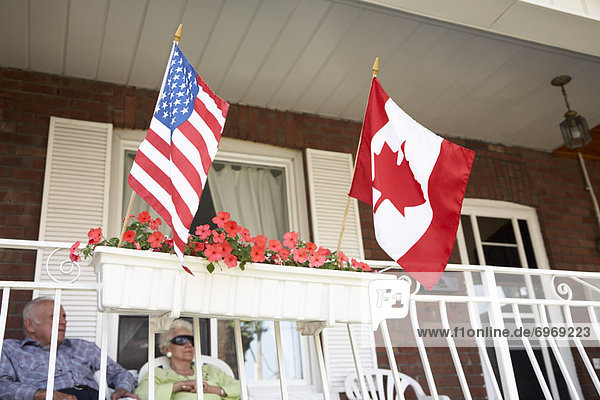 Senior Senioren frontal Fahne amerikanisch Vordach kanadisch