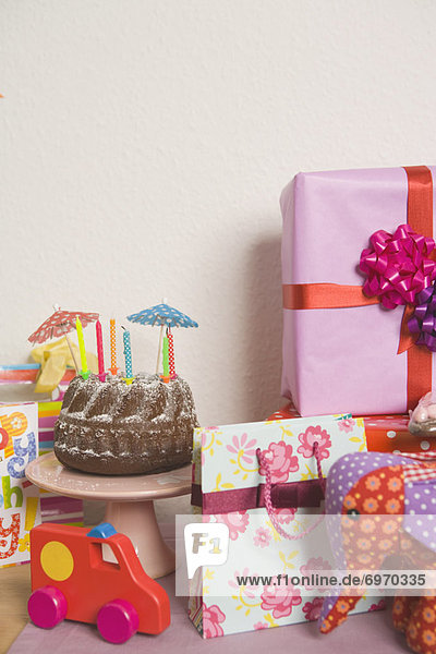 Geburtstagskuchen und Geschenke