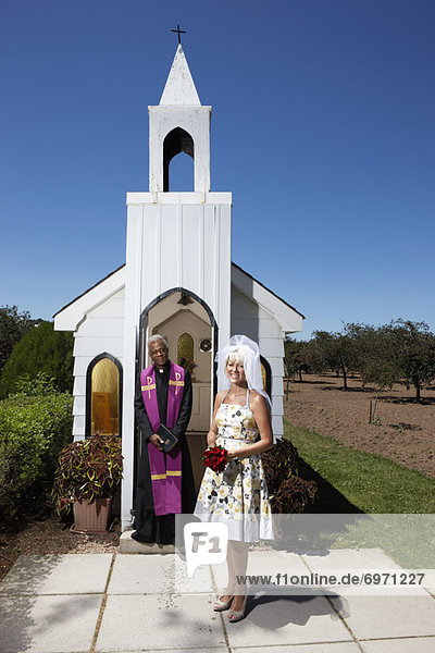 stehend  Braut  Kirche  frontal  Geistlicher  Niagarafälle  Kanada  Ontario