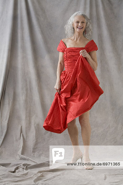 Portrait  Frau  reifer Erwachsene  reife Erwachsene  rot  Kleidung  Kleid