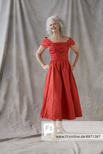 Frau  reifer Erwachsene  reife Erwachsene  rot  Kleidung  Kleid