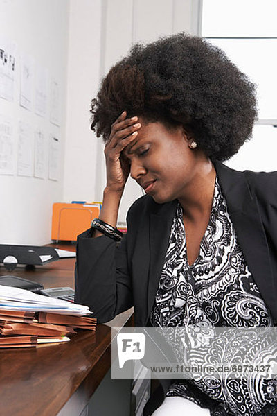 Geschäftsfrau mit Kopfschmerzen