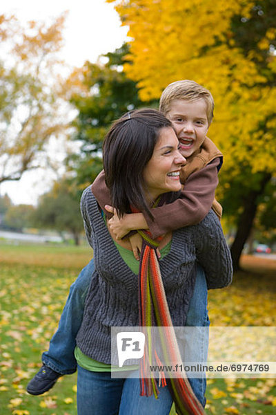 Vereinigte Staaten von Amerika  USA  Junge - Person  klein  fahren  huckepack  Portland  Mutter - Mensch  bekommen  Oregon  mitfahren