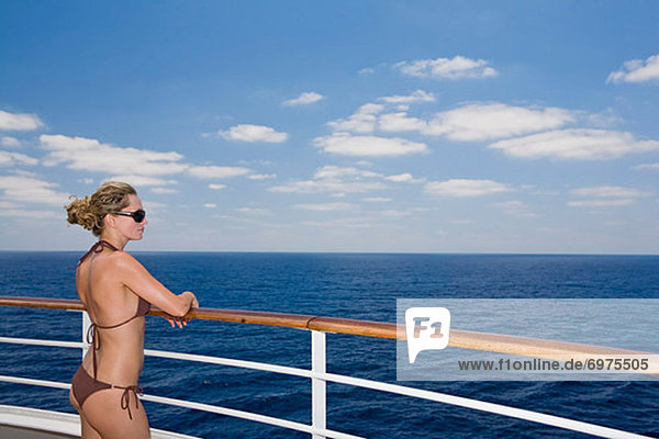 Frau  sehen  Bikini  Ozean  Schiff  Kreuzfahrtschiff