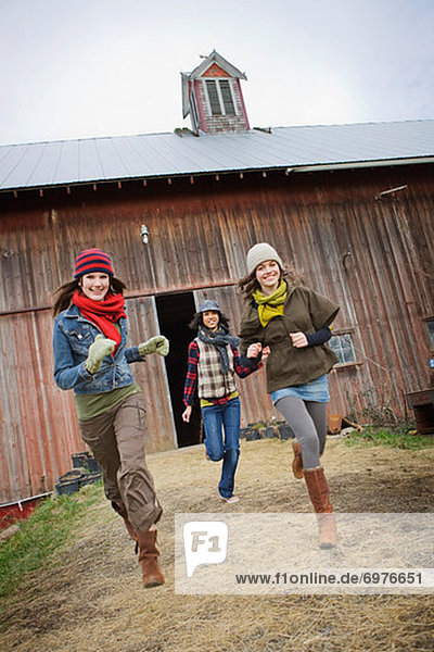 Vereinigte Staaten von Amerika  USA  Jugendlicher  rennen  Bauernhof  Hof  Höfe  3  Mädchen  Oregon