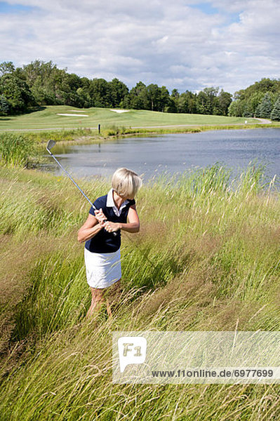 Frau  groß  großes  großer  große  großen  Ansicht  Seitenansicht  Gras  Golfsport  Golf