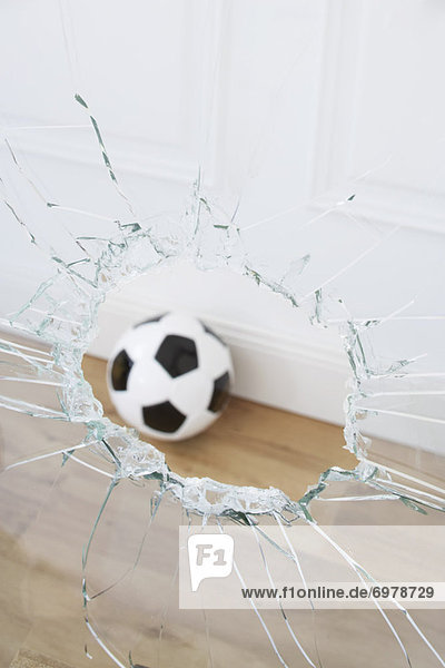 Fenster  Fußball  Ball Spielzeug  zerbrochen