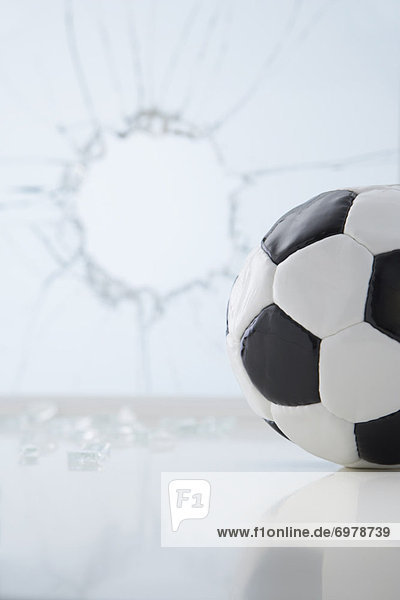 Fenster  Fußball  Ball Spielzeug  zerbrochen