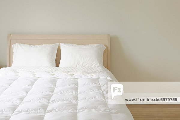 Zimmer Bett weiß bedecken Größe Königin Sonnenlicht modern