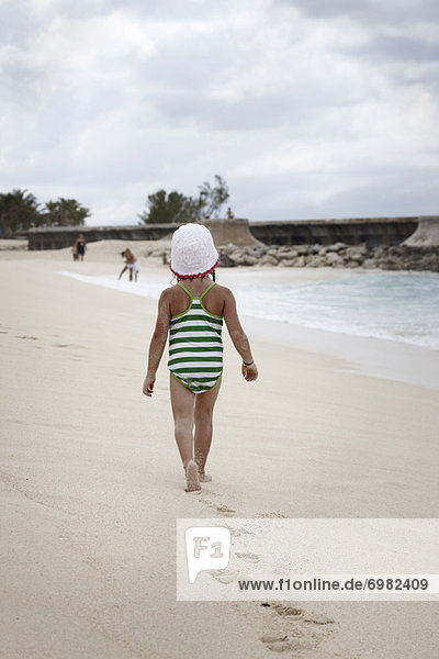 gehen  Strand  klein  Mädchen  Bahamas  Paradise Island