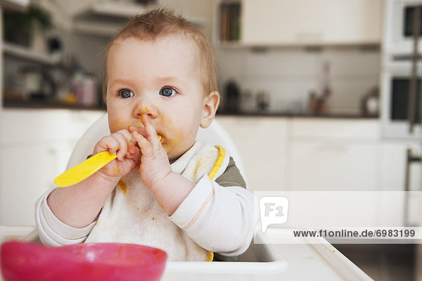 hoch oben Stuhl essen essend isst Baby