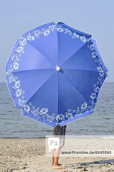 Strand  Junge - Person  Regenschirm  Schirm  Sonnenschirm  Schirm