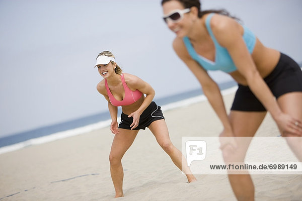 Frauen spielen Volleyball