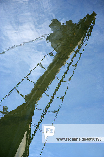 Bowsprit von Segeln Schooner spiegelt sich im Wasser  Camden Harbour  Camden  Maine  USA