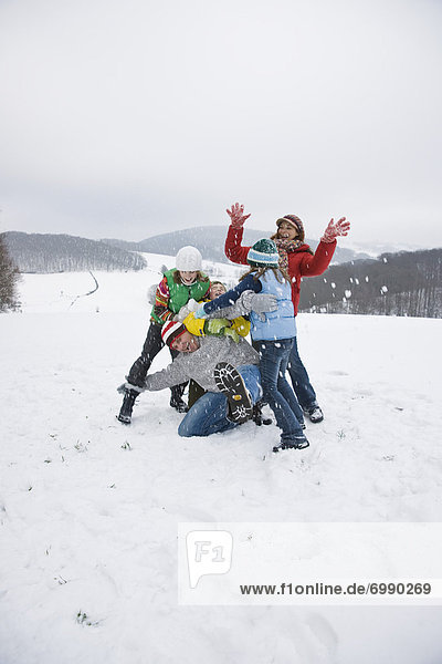 Familie im Schnee spielen