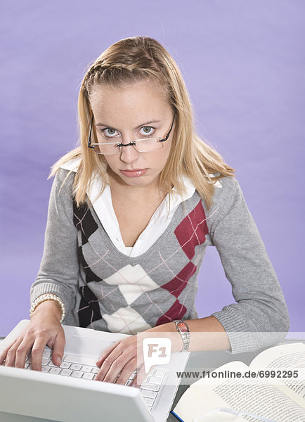 Junge Frau mit Laptop-Computer