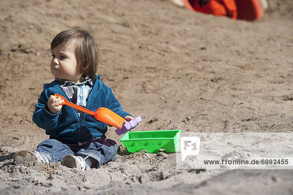Junge - Person  klein  Sand  spielen