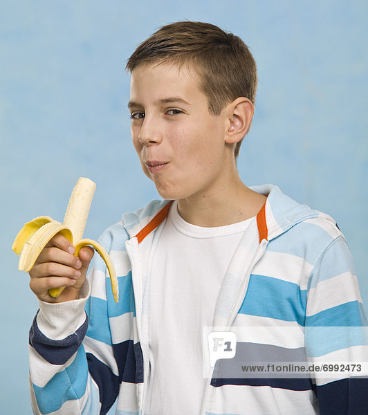 Junge - Person , Banane , essen,  essend,  isst