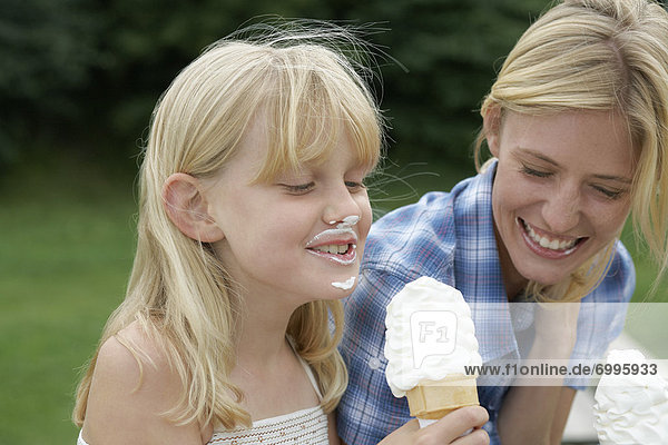kegelförmig  Kegel  Eis  Tochter  essen  essend  isst  Mutter - Mensch  Sahne